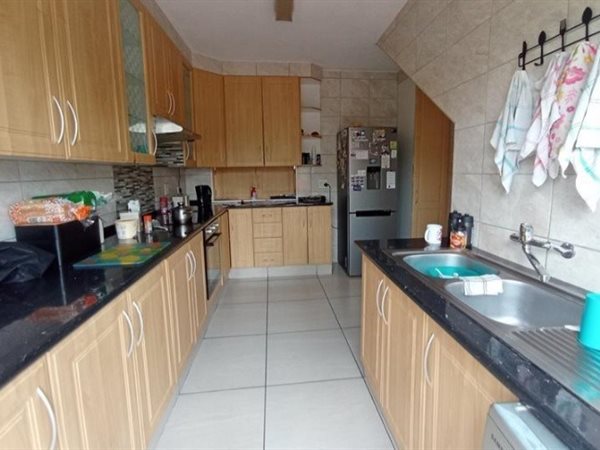 3 Bed Townhouse in Mondeor