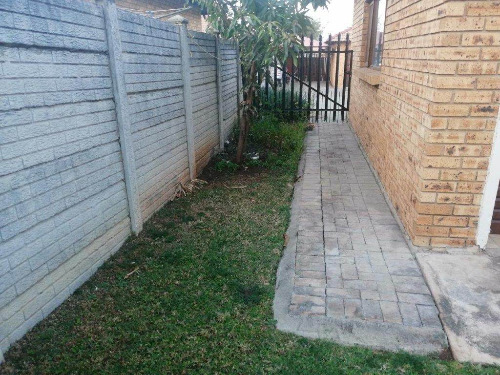 3 Bed Townhouse in Waterval East photo number 12