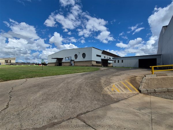 17 000  m² Industrial space