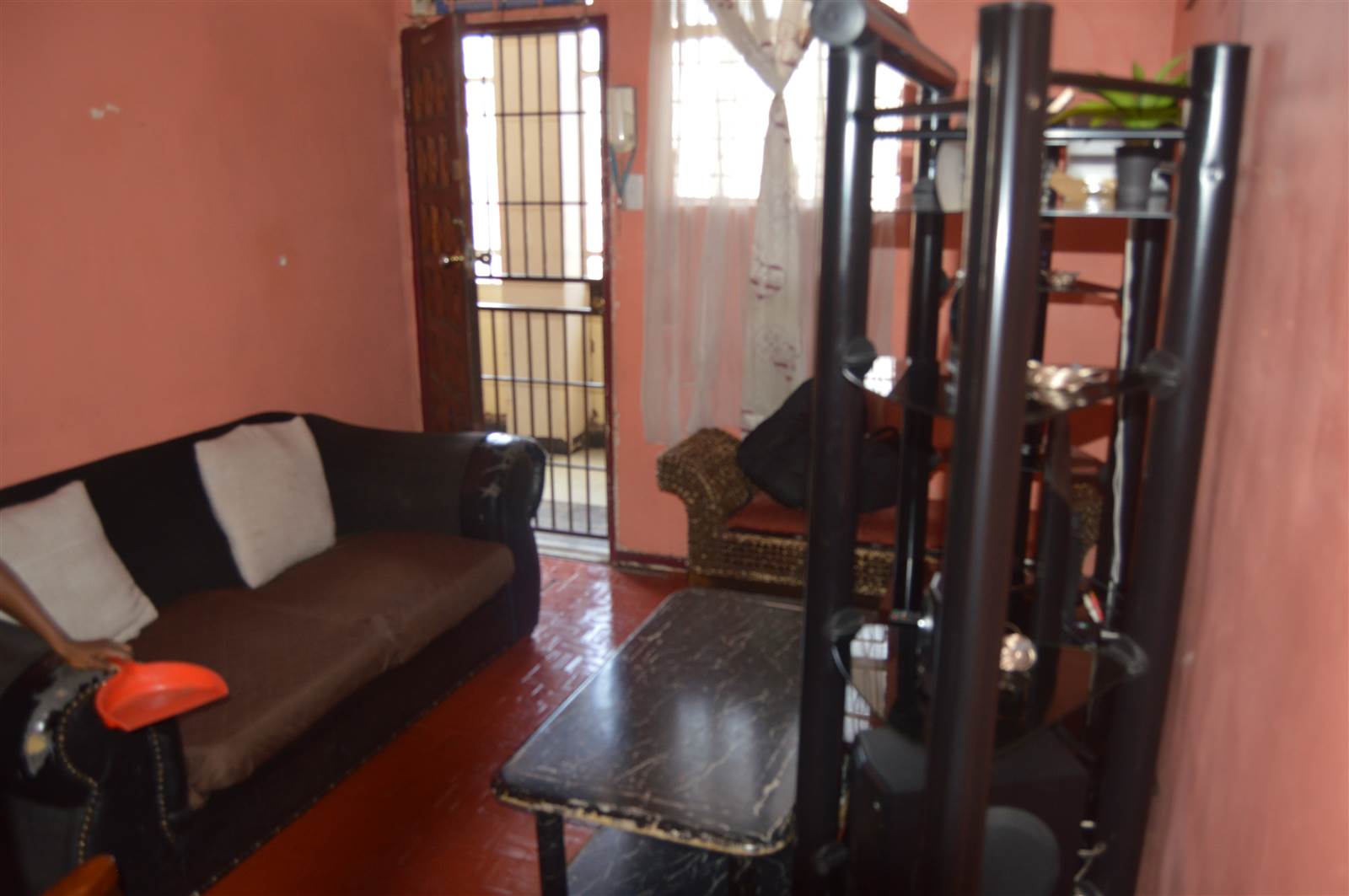 3 Bed Apartment in Hillbrow photo number 2
