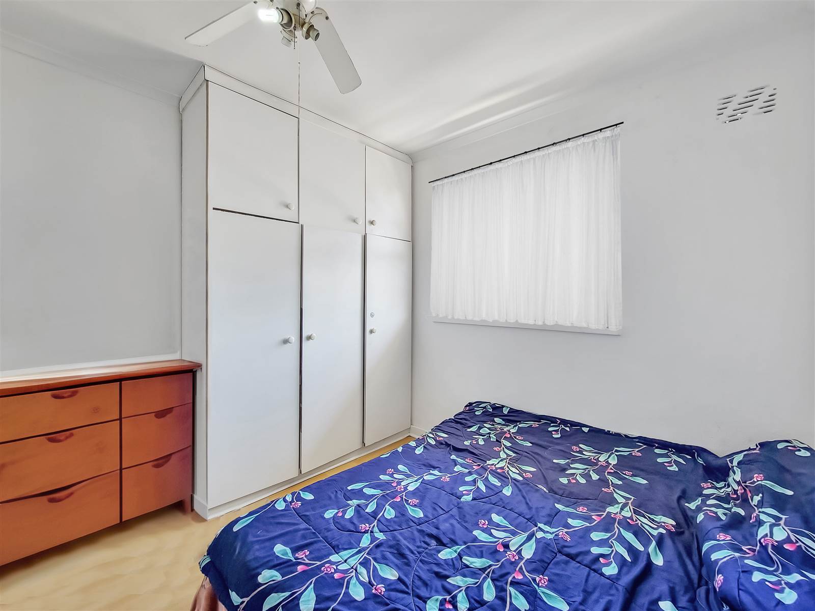 2 Bed Apartment in Zonnebloem photo number 11