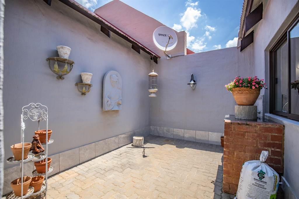 3 Bed Townhouse in Boschkop photo number 25