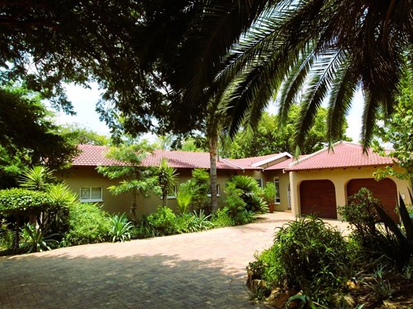5 Bed House in Douglasdale