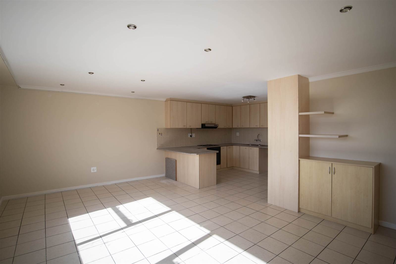 2 Bed Apartment in Wynberg photo number 9