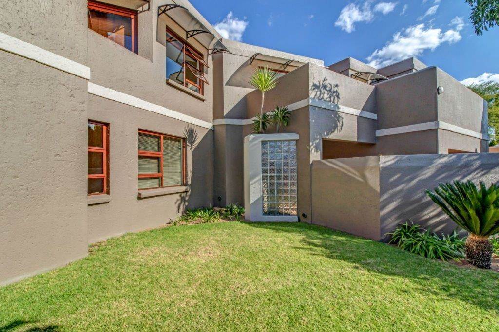 5 Bed House in Fourways photo number 3