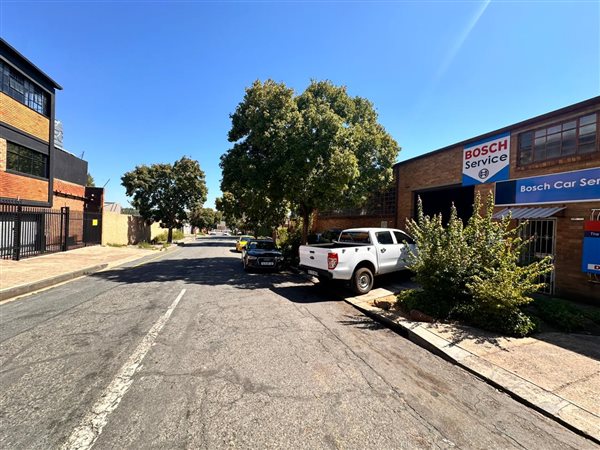 395.299987792969  m² Industrial space in Booysens Reserve