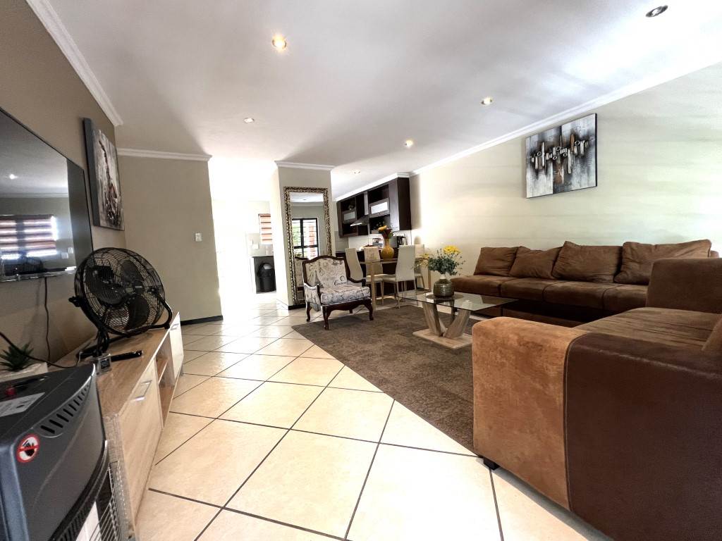 3 Bed Apartment in Fourways photo number 9