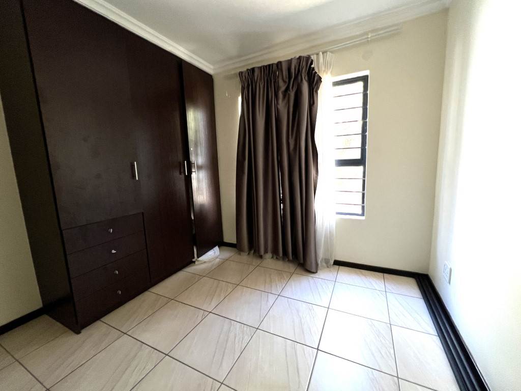 3 Bed Apartment in Fourways photo number 15