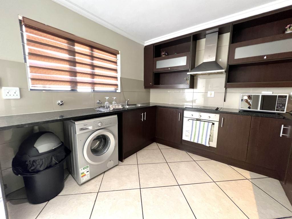 3 Bed Apartment in Fourways photo number 4
