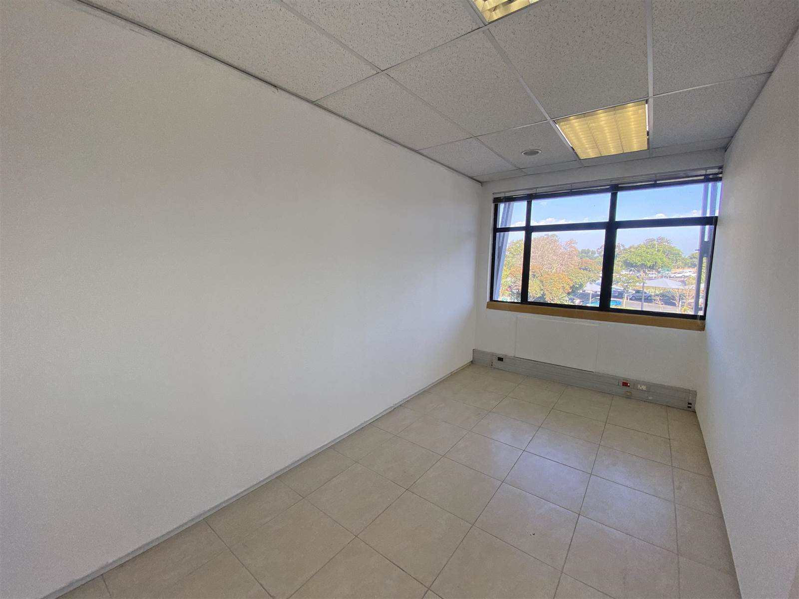 470  m² Commercial space in Parow North photo number 15