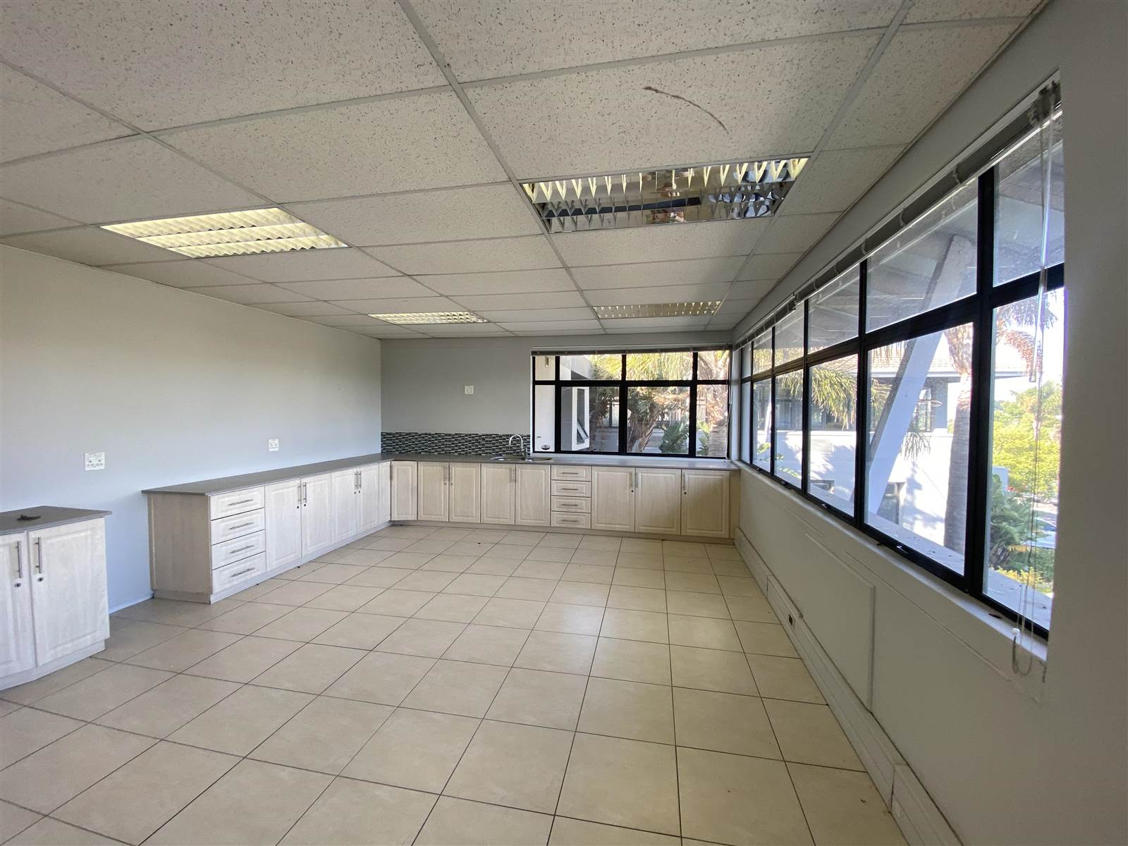 470  m² Commercial space in Parow North photo number 17