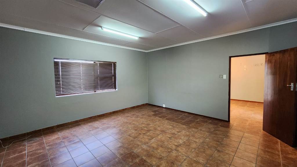 150  m² Commercial space in Centurion CBD photo number 2