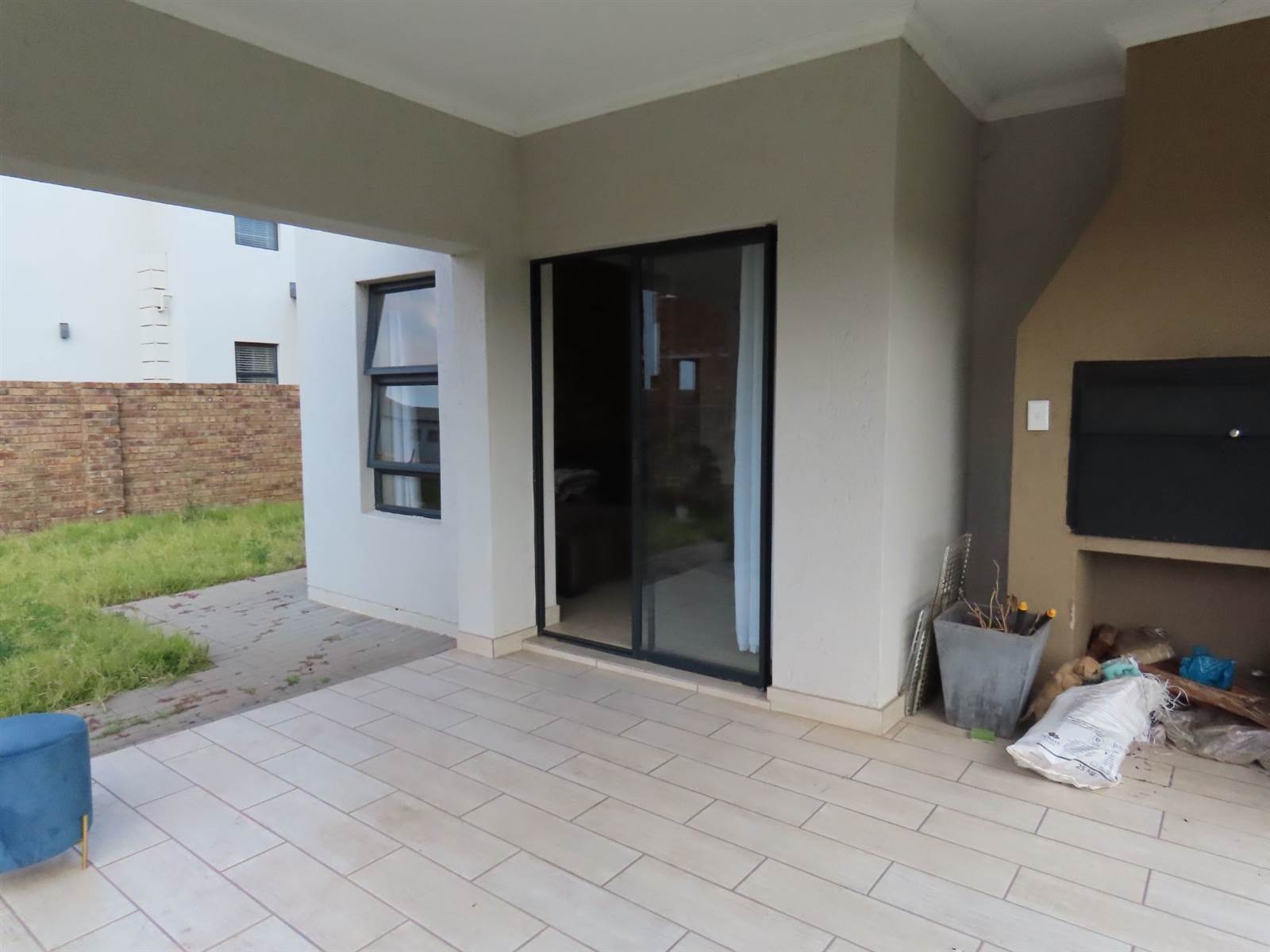 3 Bed Townhouse in Derdepoort photo number 18