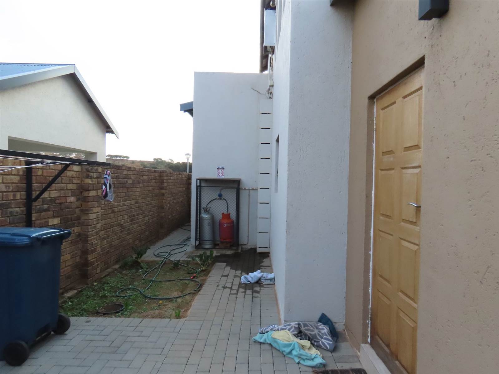 3 Bed Townhouse in Derdepoort photo number 19