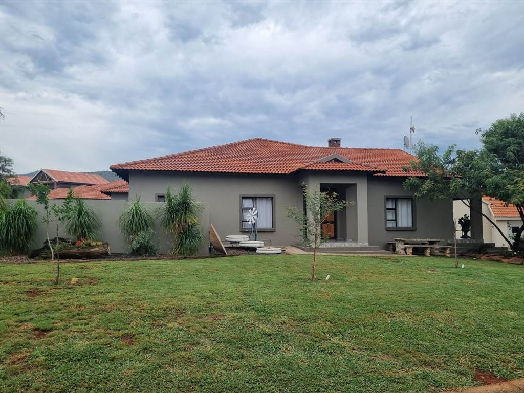 4 Bed House in Buffelspoort photo number 5