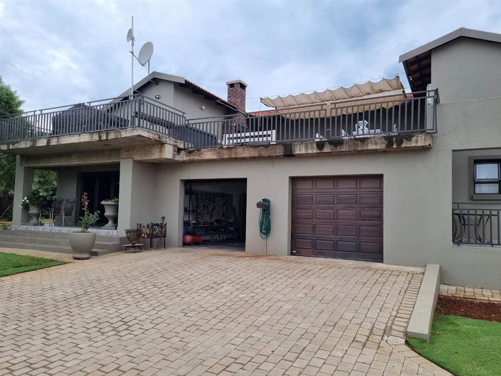 4 Bed House in Buffelspoort photo number 2