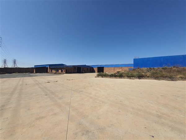 8 000  m² Industrial space