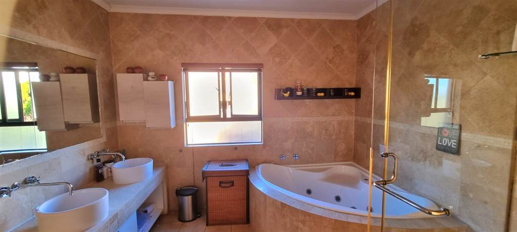 4 Bed House in Kyalami Hills photo number 22