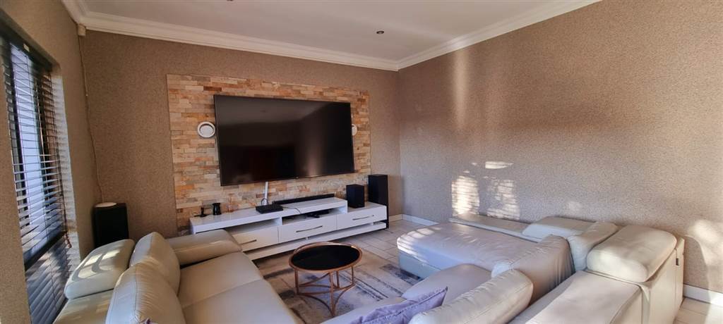 4 Bed House in Kyalami Hills photo number 14