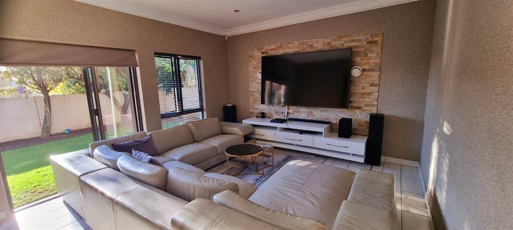 4 Bed House in Kyalami Hills photo number 15