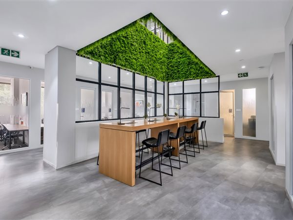 966  m² Commercial space