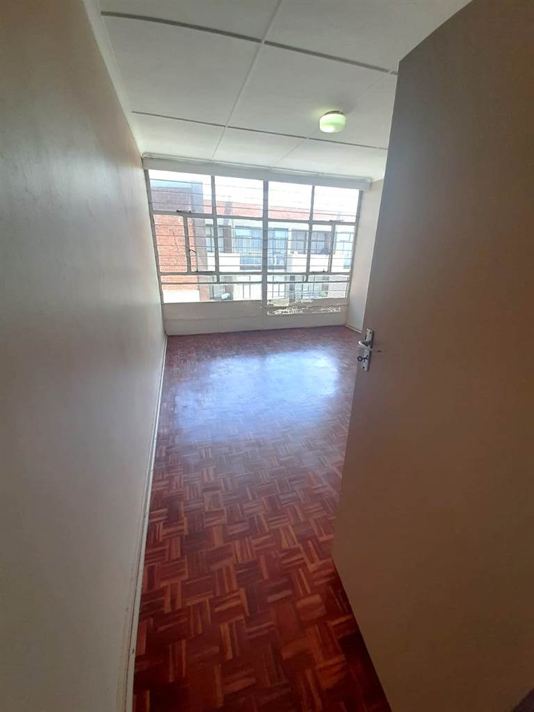 2 Bed Apartment in Craighall photo number 6