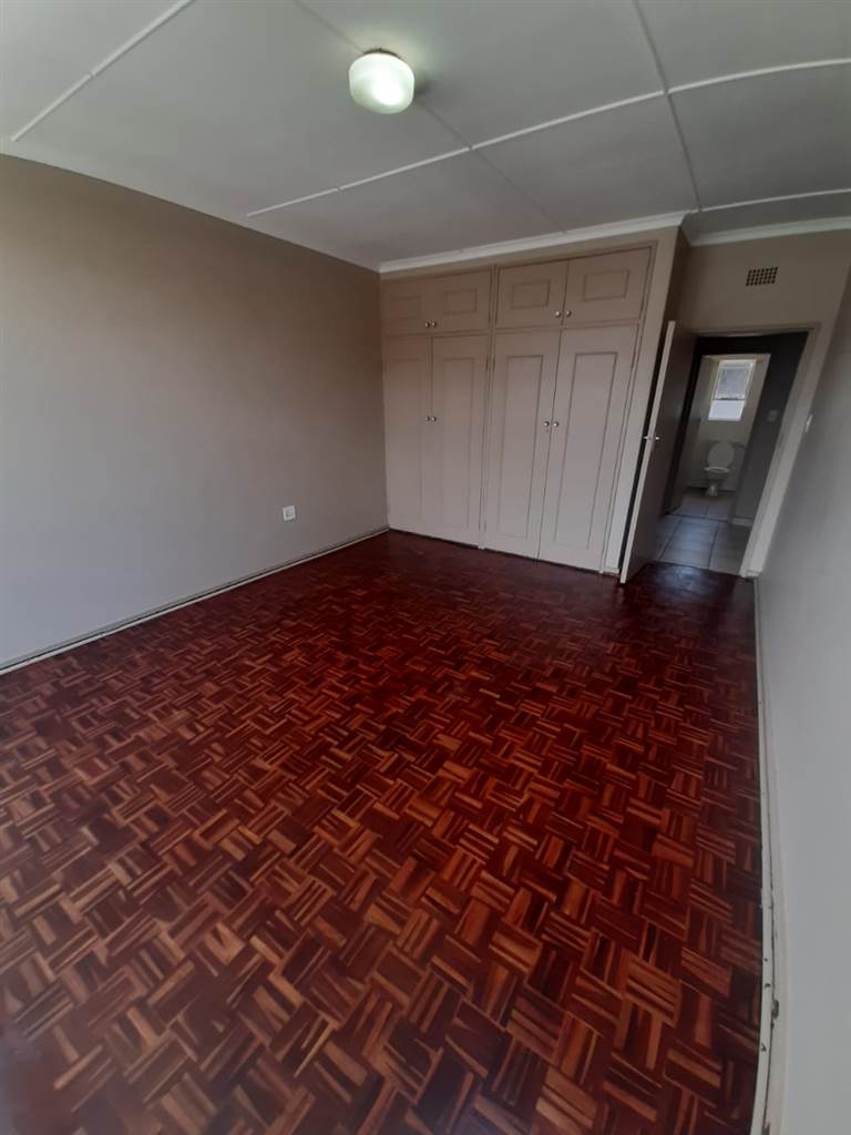 2 Bed Apartment in Craighall photo number 7