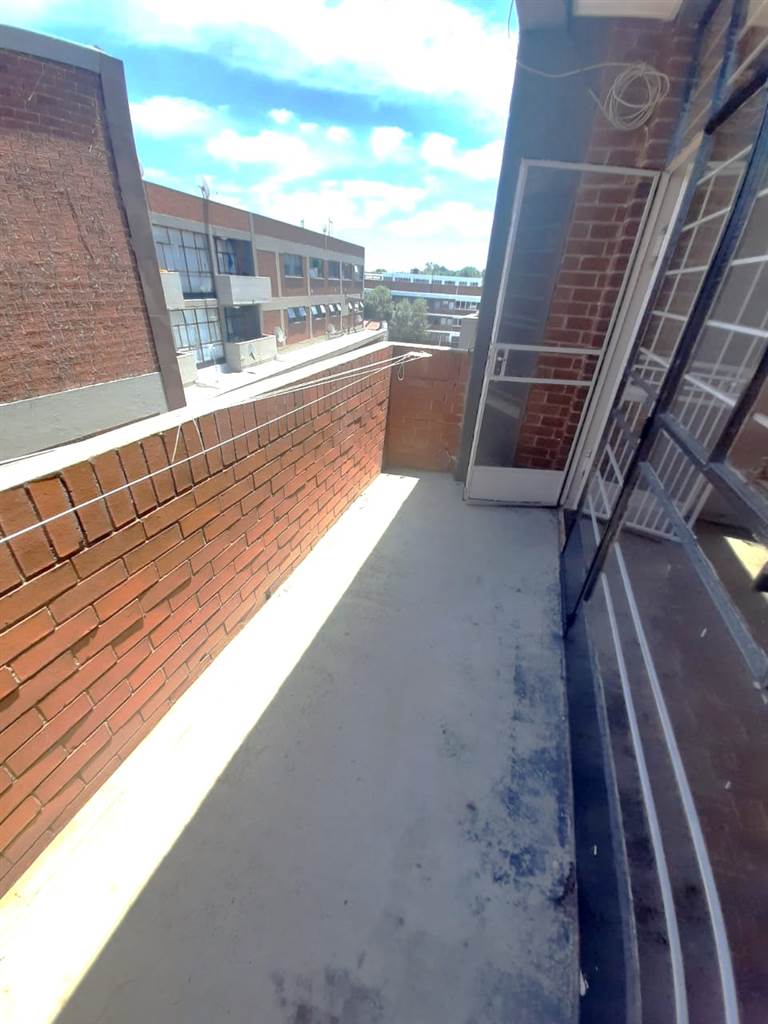 2 Bed Apartment in Craighall photo number 11