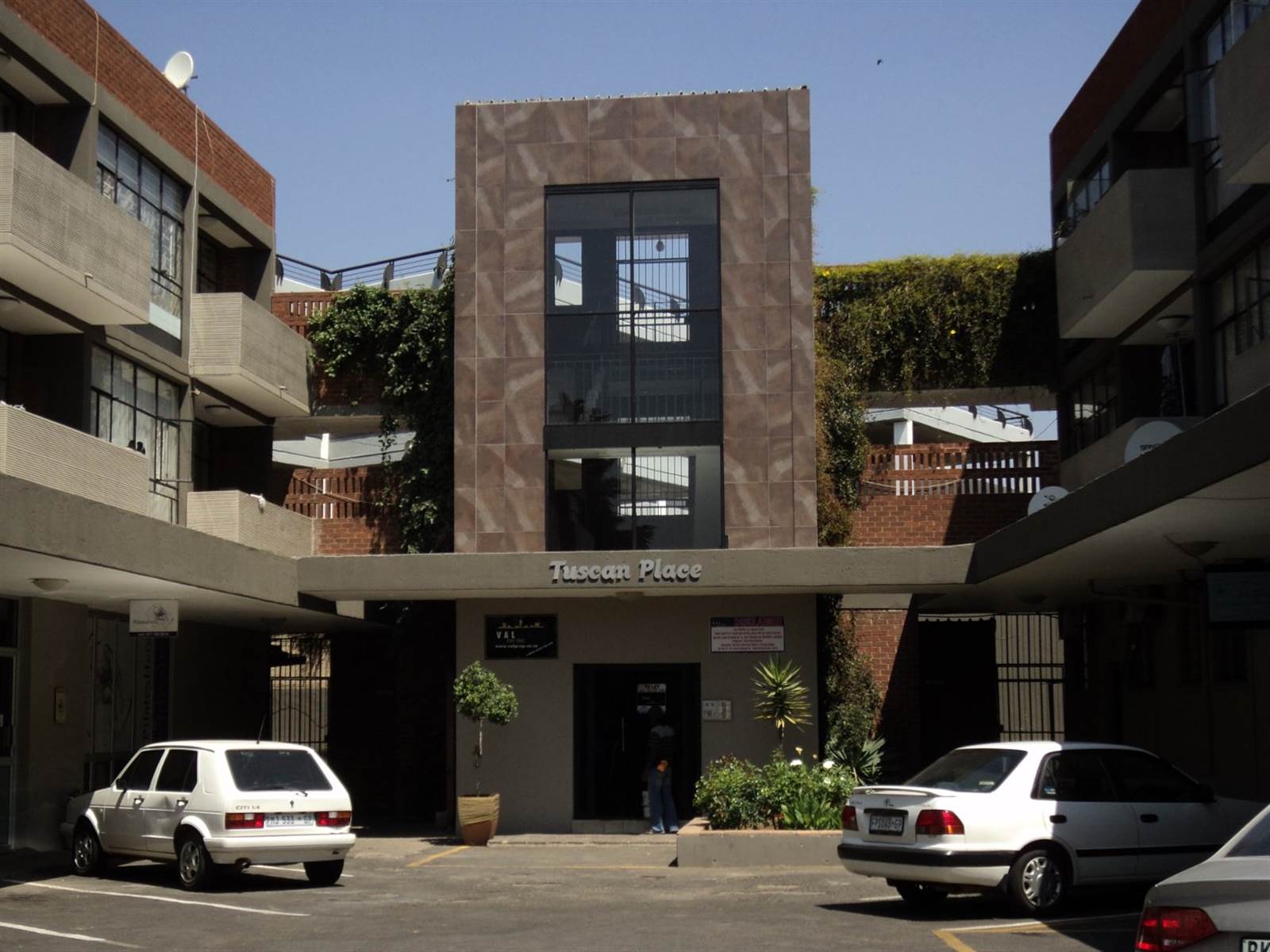 2 Bed Apartment in Craighall photo number 10