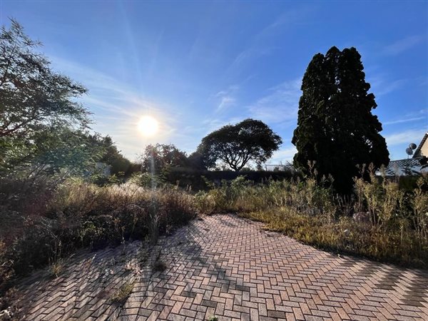 867 m² Land available in Dawnview