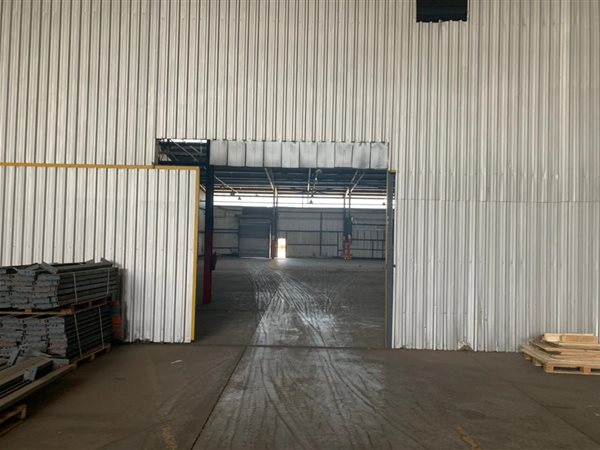 2 400  m² Industrial space