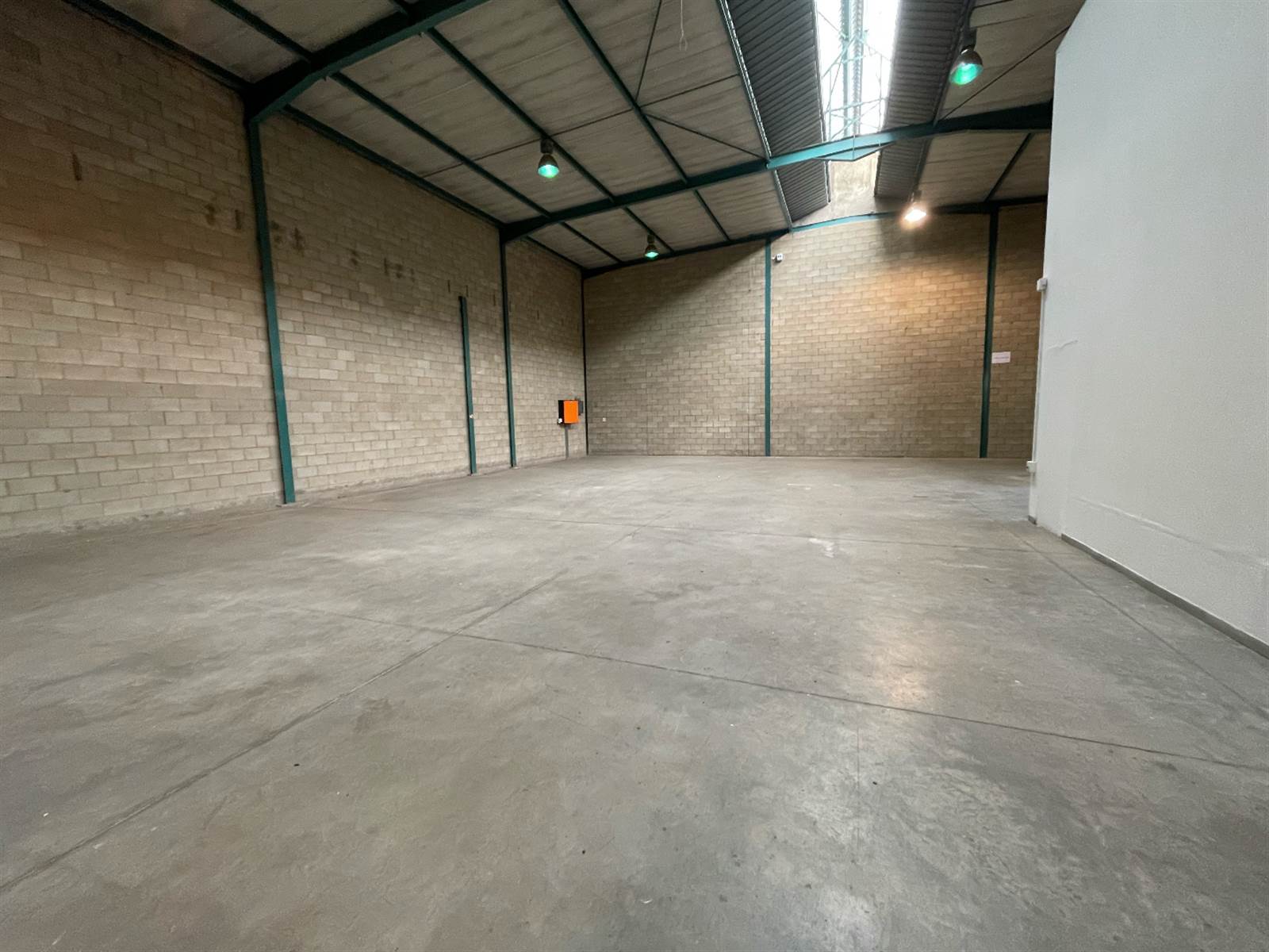 430  m² Commercial space in Linbro Park photo number 1