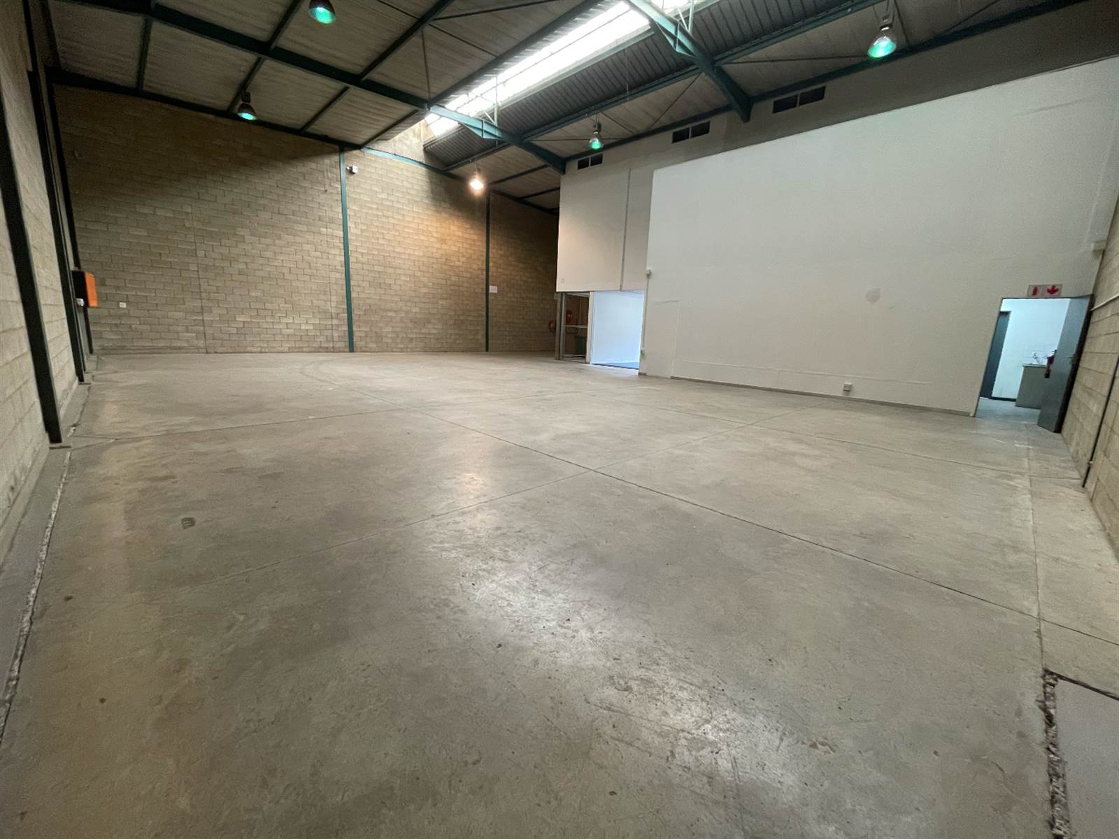 430  m² Commercial space in Linbro Park photo number 3