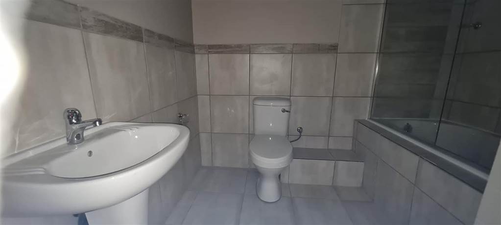 2 Bed Flat in Trichardt photo number 15