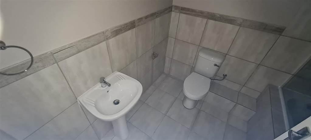 2 Bed Flat in Trichardt photo number 18