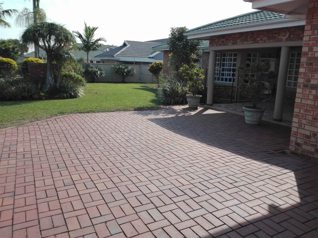 4 Bed House in Mt Edgecombe photo number 2