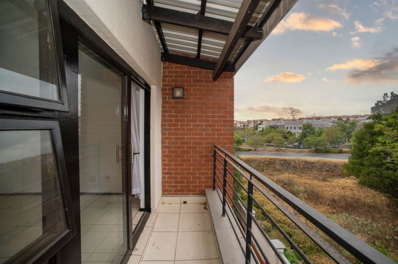 2 Bed Townhouse in Greenstone Hill photo number 3