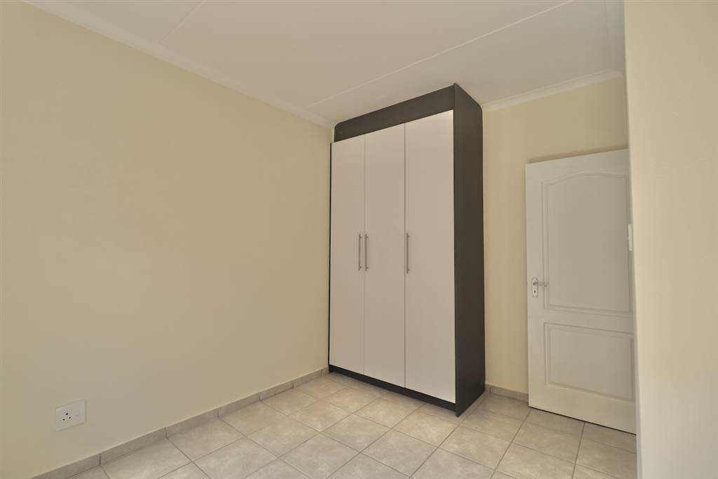 2 Bed Apartment in Cloverdene photo number 5