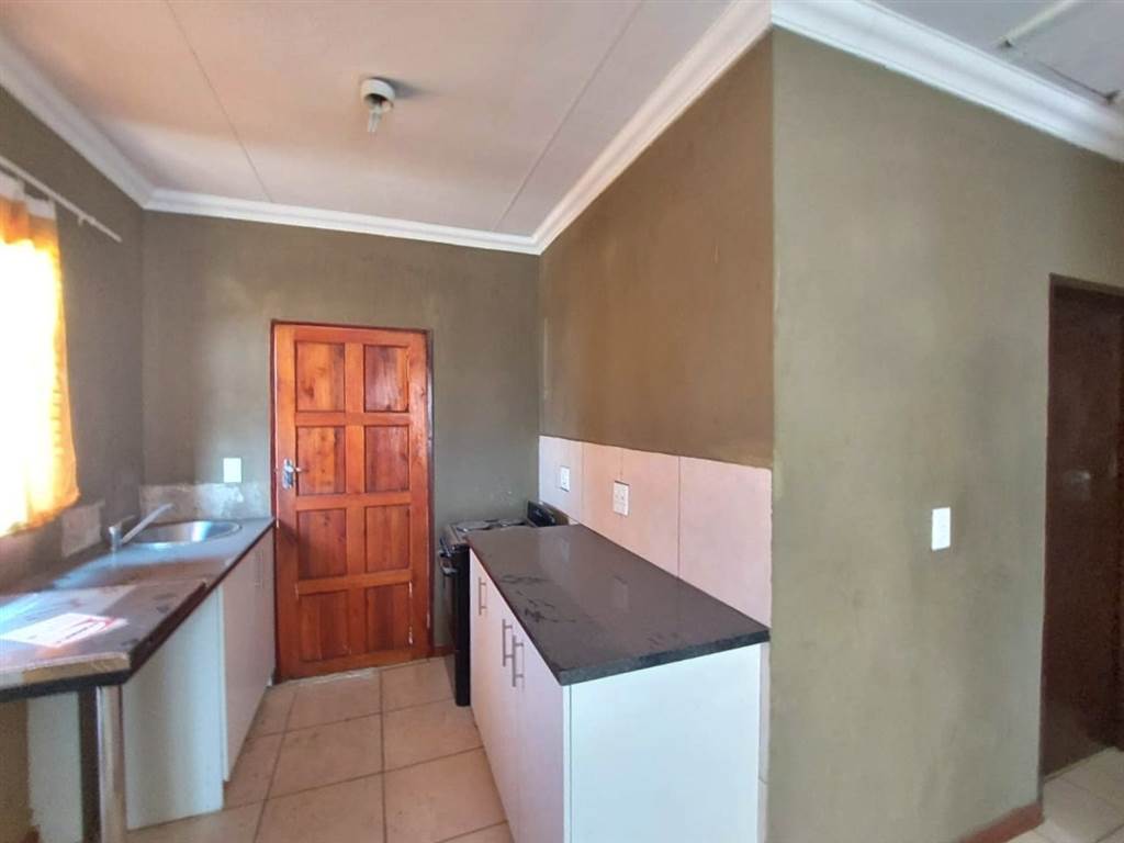 2 Bed House in Mahlasedi Park photo number 4