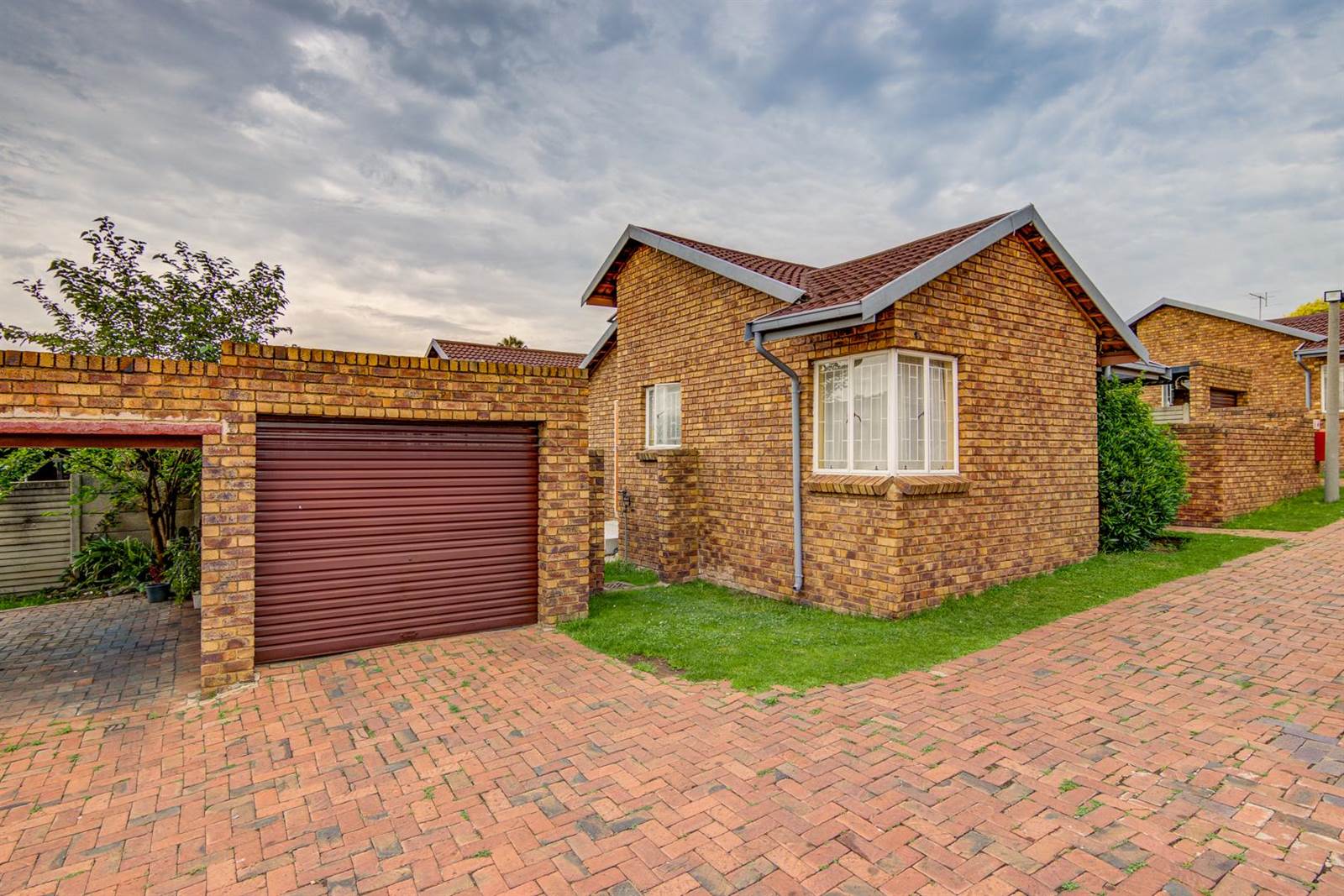 2 Bed Townhouse in Kempton Park Central photo number 1