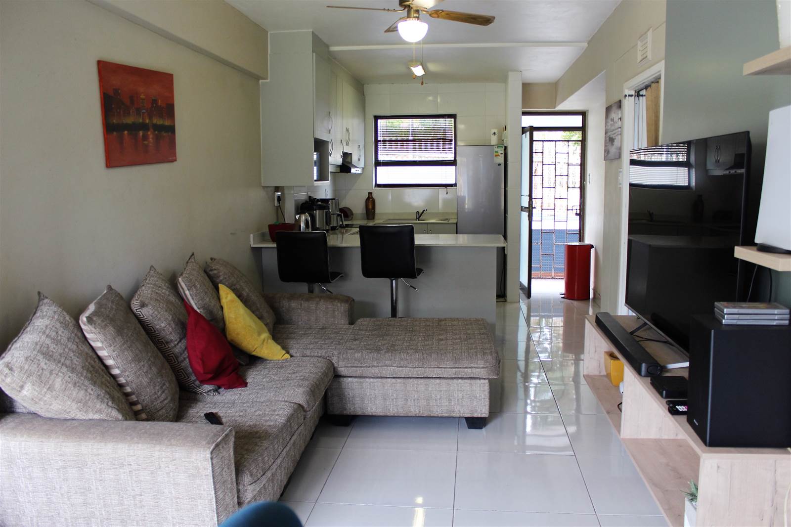 1 Bed Apartment in Illovo Beach photo number 7