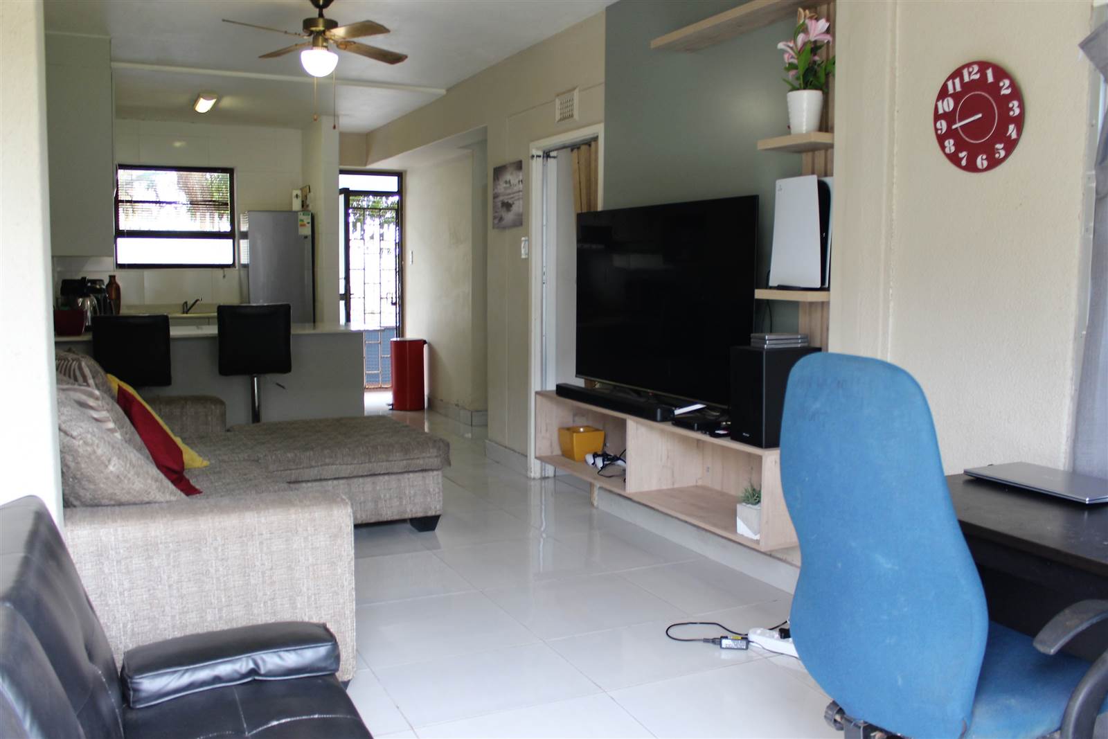 1 Bed Apartment in Illovo Beach photo number 8
