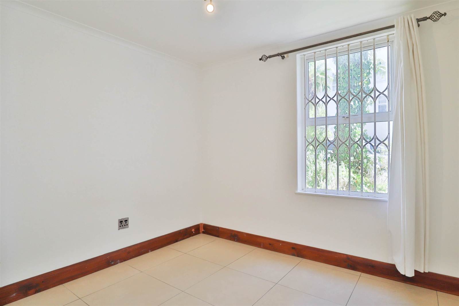 2 Bed Apartment in Vredehoek photo number 18