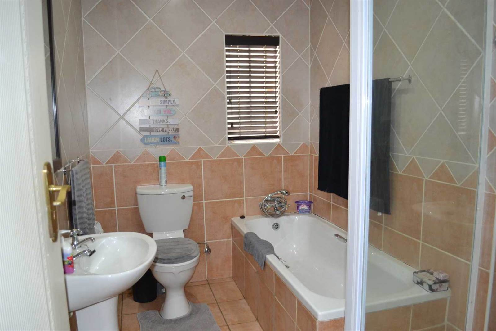 2 Bed Townhouse in Waterkloof photo number 16