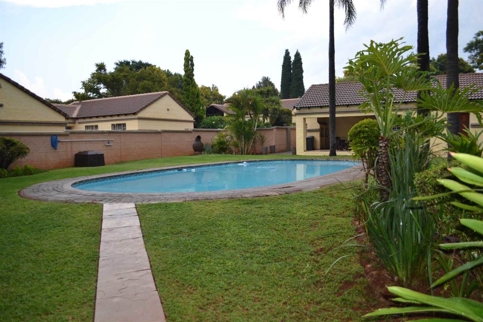 2 Bed Townhouse in Waterkloof photo number 22