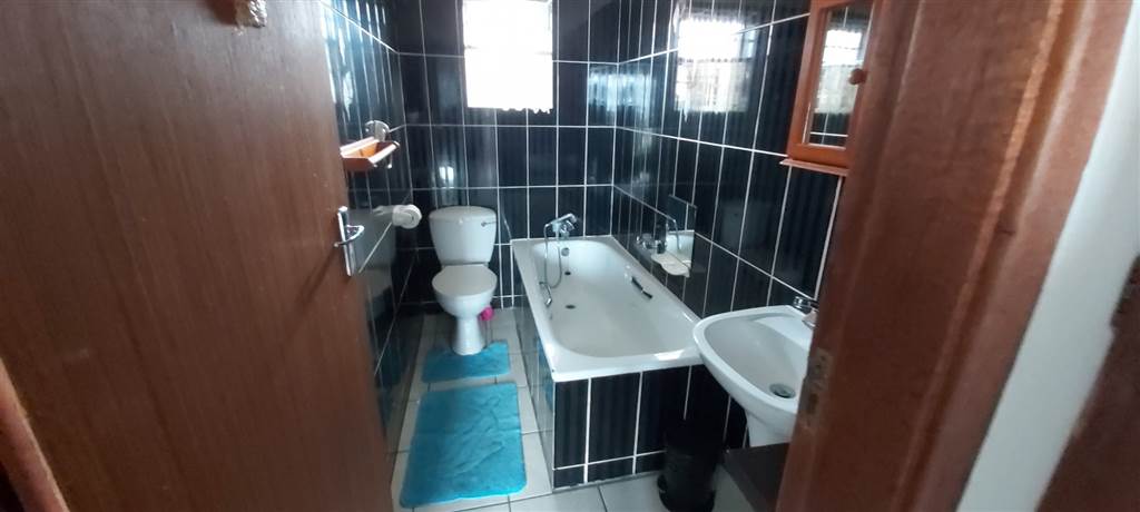 3 Bed Apartment in Uvongo photo number 12