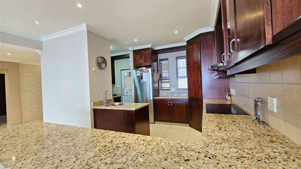 4 Bed Apartment in La Lucia photo number 9