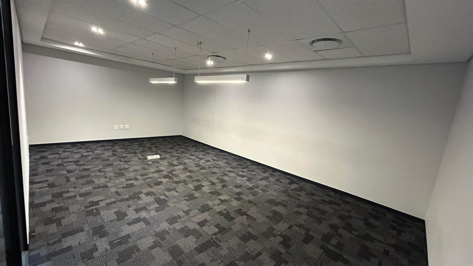 888  m² Office Space in Claremont photo number 16