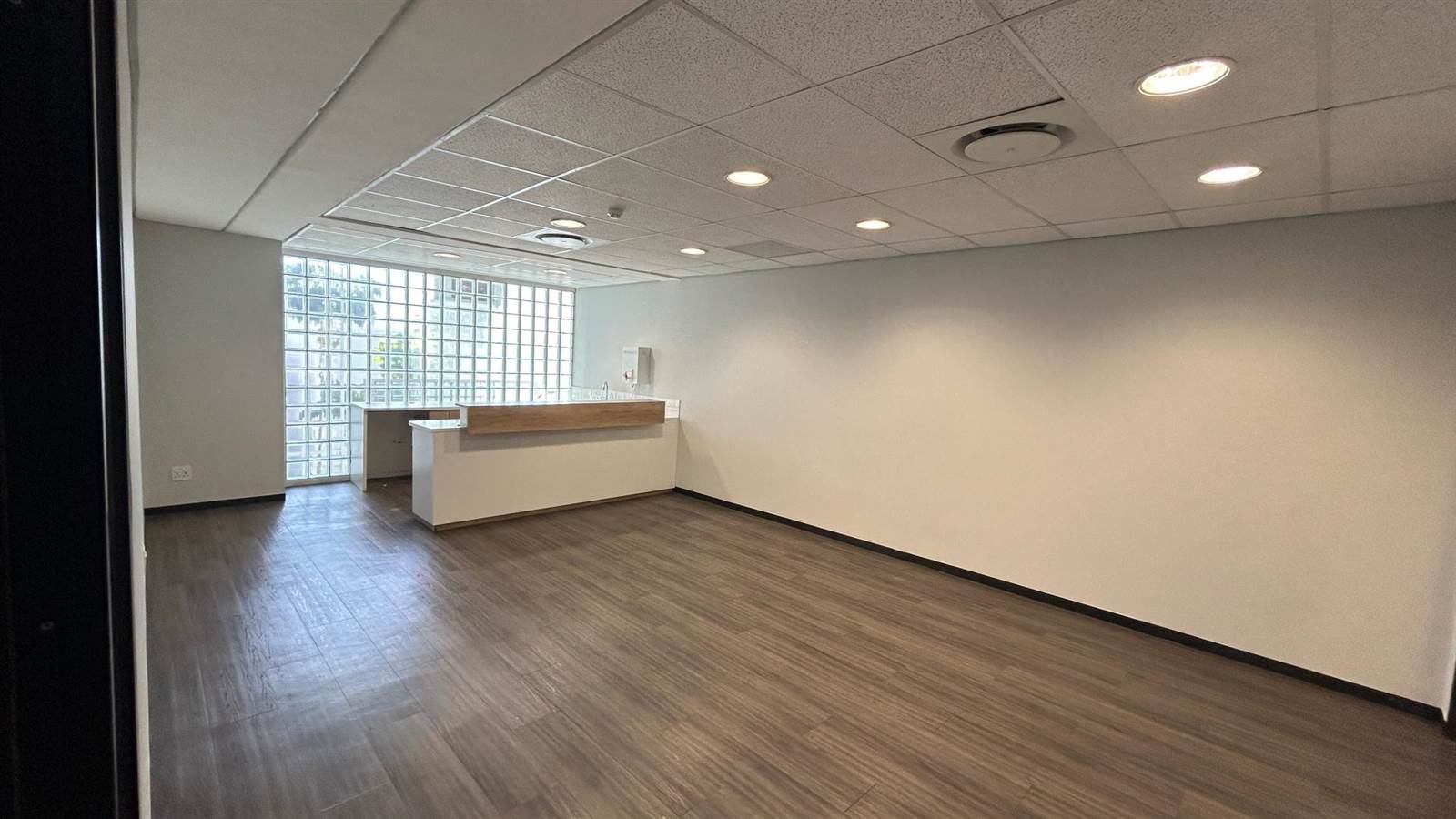 888  m² Office Space in Claremont photo number 7