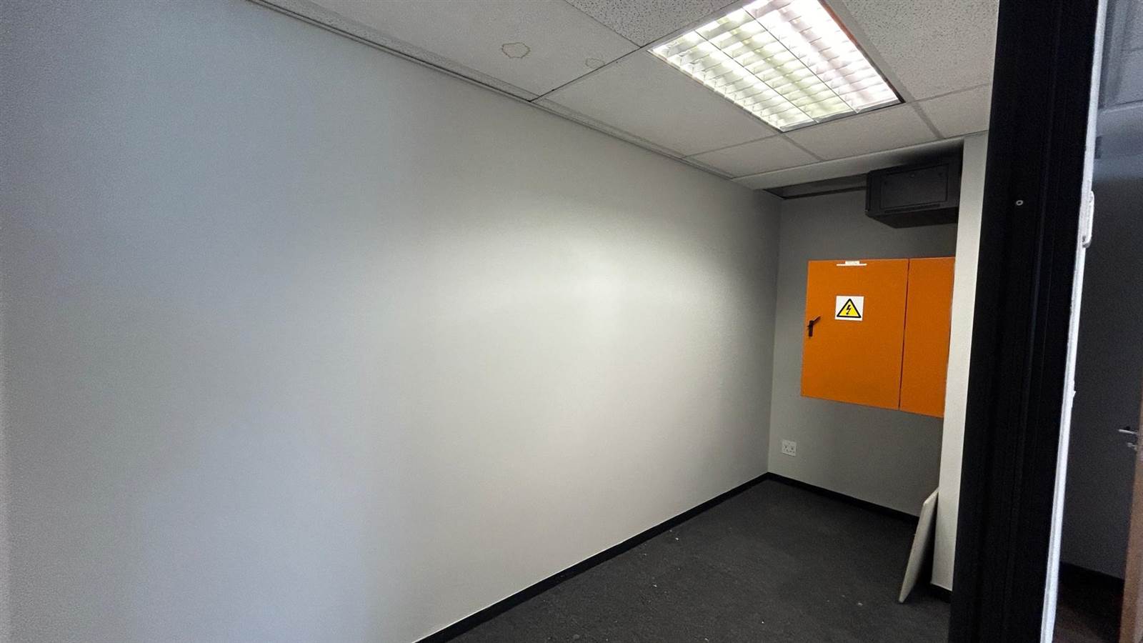888  m² Office Space in Claremont photo number 9